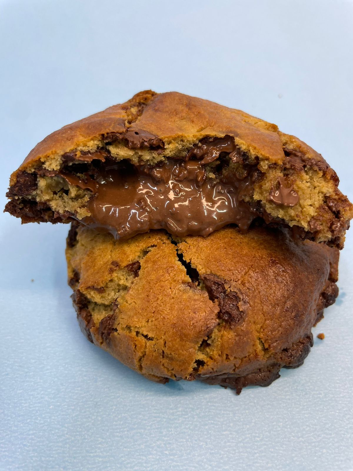 Cookie Ovomaltine com recheio escorrendo