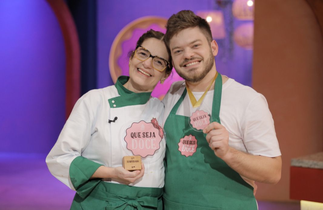 Mr. Brown Cookies, campeões do Que Seja Doce 2025, segurando os troféus